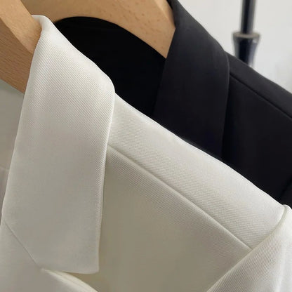 Jaqueta feminina branca com fivela de metal verde, casual, versátil, de alta qu